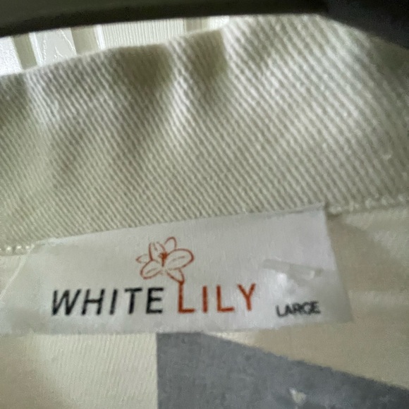 Pretty white jacket with belt - Picture 2 of 3